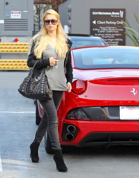 Paris Hilton passeia de Ferrari pela Califórnia, nos Estados Unidos