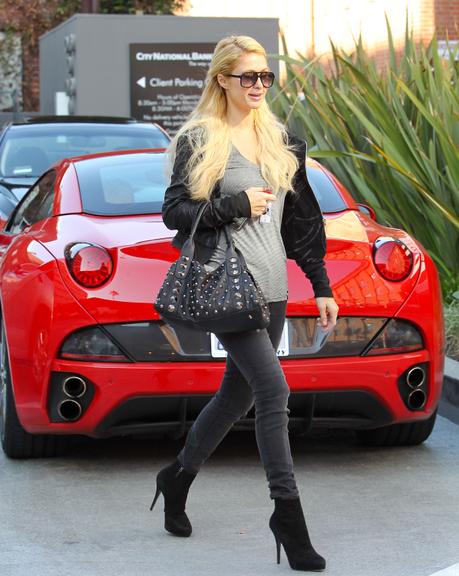Paris Hilton passeia de Ferrari pela Califórnia, nos Estados Unidos