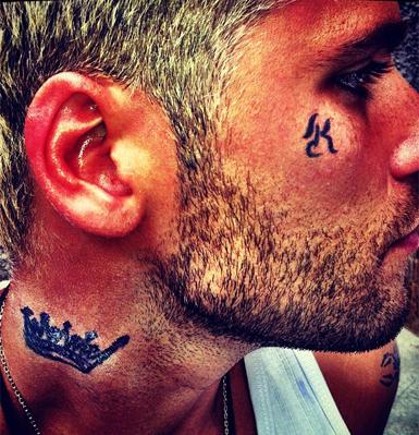 Bruno Gagliasso ganha tatuagens falsas