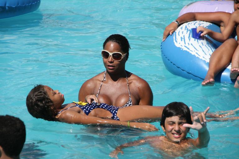 Adriana Bombom e as filhas no parque aquático