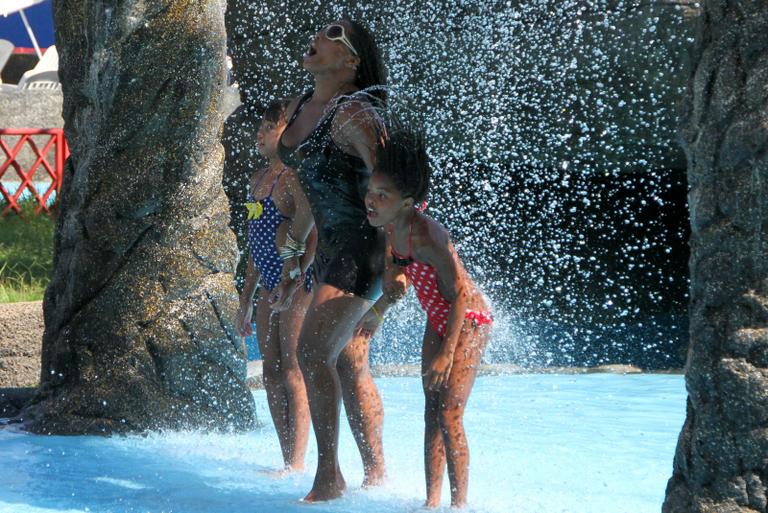 Adriana Bombom e as filhas no parque aquático