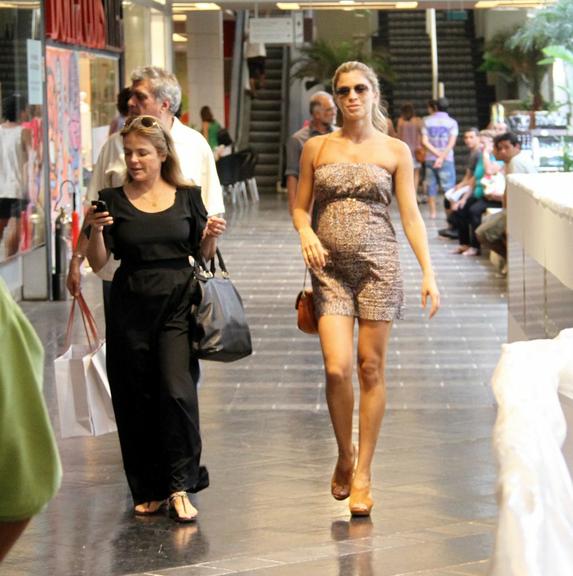 Grazi Massafera passeia pelo shopping ao lado de sua empresária, Márcia Marba