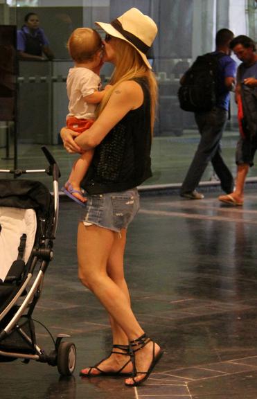 Noah e Guy passeiam com a mãe, Danielle Winits, em shopping carioca
