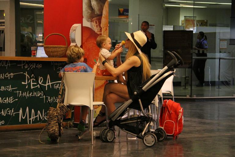 Noah e Guy passeiam com a mãe, Danielle Winits, em shopping carioca