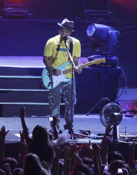 Com a camisa da seleção brasileira, Bruno Mars agita noite no Rio