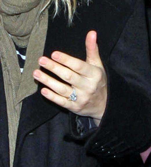 Drew Barrymore aparece com aliança de noivado em Nova York