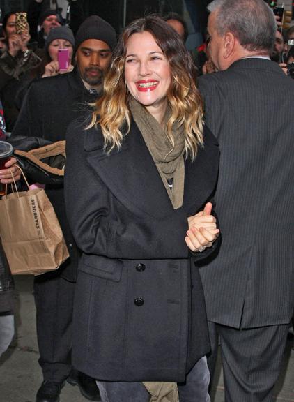 Drew Barrymore aparece com aliança de noivado em Nova York