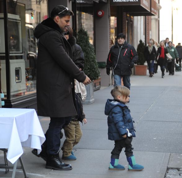 Ricky Martin passeia com o filho Matteo Martin em Nova York
