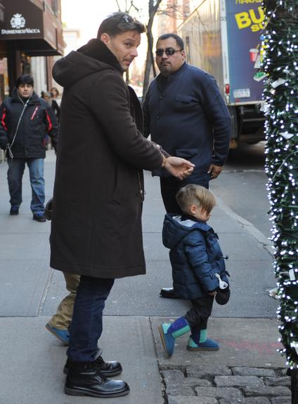 Ricky Martin passeia com o filho Matteo Martin em Nova York