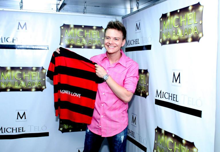 Michel Teló com a camisa do jogador do Flamengo Vagner Love