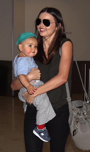 Orlando Bloom e Miranda Kerr desembarcam na Austrália com o pequeno Flynn nos braços