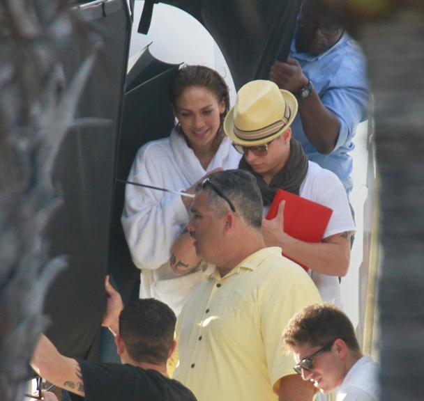 Jennifer Lopez (acompanhada do namorado Casper Smart), posa para fotos sensuais em Miami