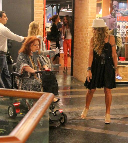 Elba Ramalho e Beth Carvalho se encontram em shopping carioca