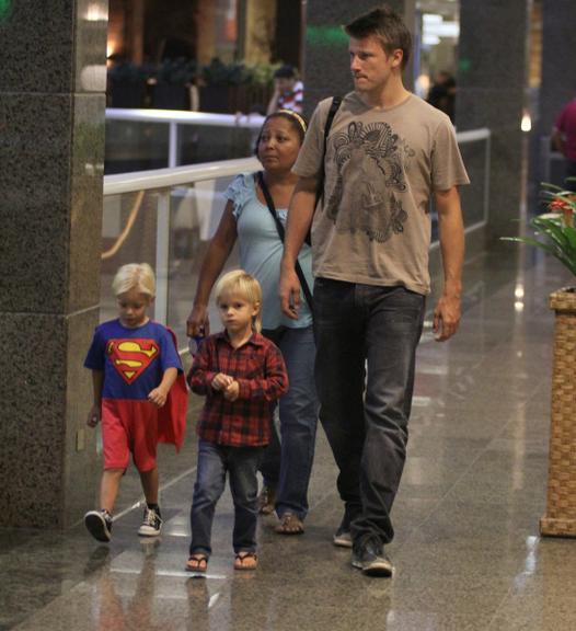 Rodrigo Hilbert leva os gêmeos João e Francisco ao shopping no Rio de Janeiro