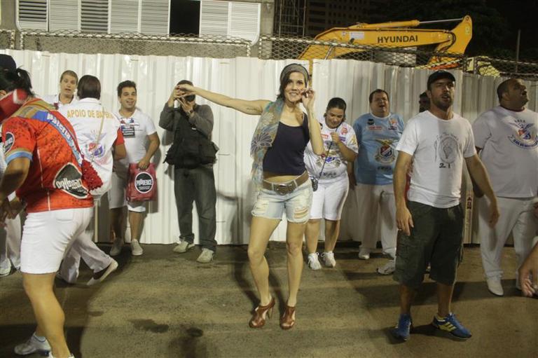 Deborah Secco arrisca passos de samba na Sapucaí