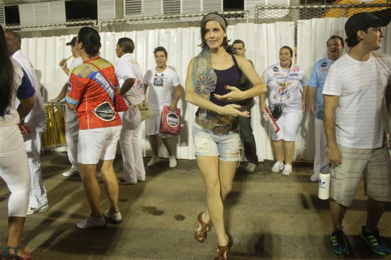 Deborah Secco arrisca passos de samba na Sapucaí