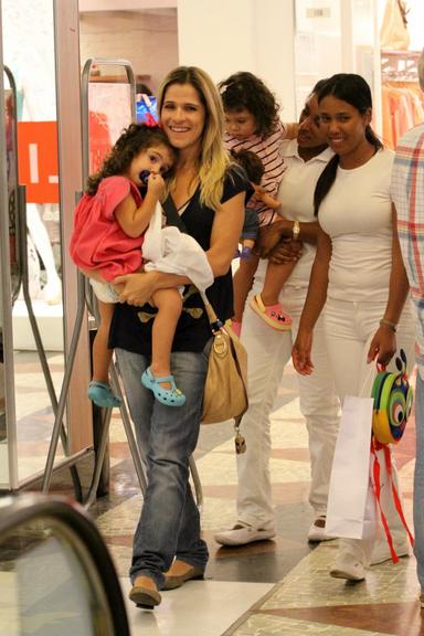 Ingrid Guimarães passeia com a filha Clara