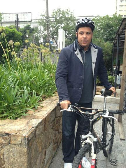 Ronaldo Nazário vai a reunião de bicicleta