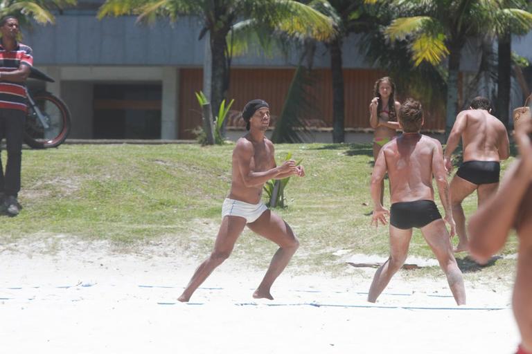 Ronaldinho Gaúcho ganha carinho de morena na praia 