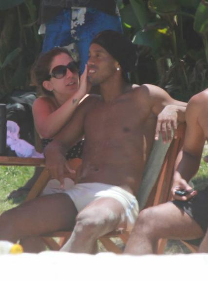 Ronaldinho Gaúcho ganha carinho de morena na praia 