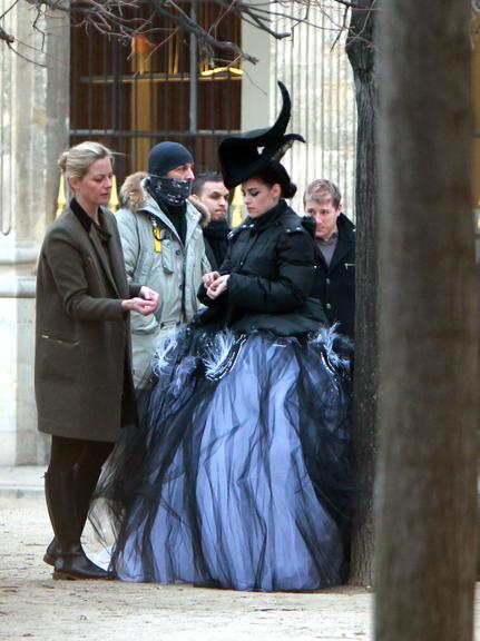 Kristen Stewart posa para editorial em Paris, na França