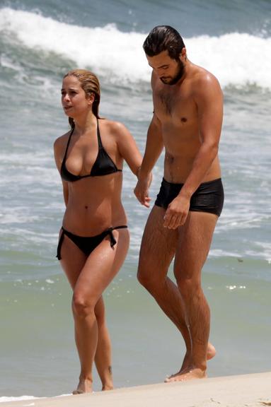 Paloma Duarte e Bruno Ferrari em dia na praia