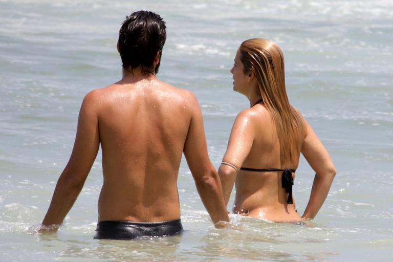 Paloma Duarte e Bruno Ferrari em dia na praia