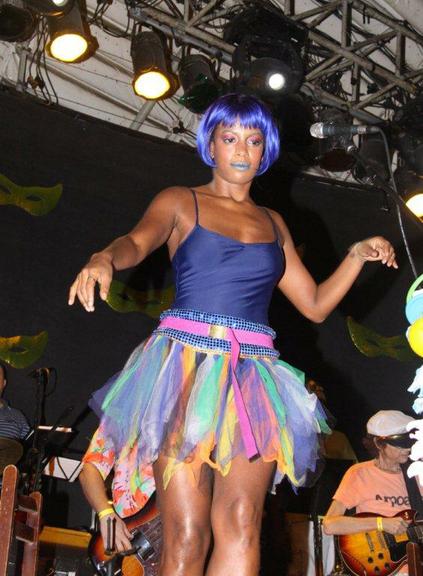 Thalma de Freitas canta em baile de pré-carnaval
