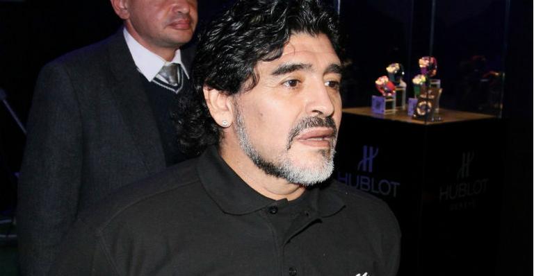 Diego Maradona dirigia a caminhonete acompanhado da namorada quando o veículo se chocou contra um ônibus em Ezeiza, Argentina. O casal teve ferimentos leves