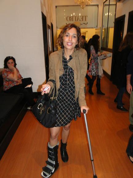 Camila Pitanga sofreu uma torção no pé direito durante uma caminhada. Ela precisou usar muleta e bota ortopédica