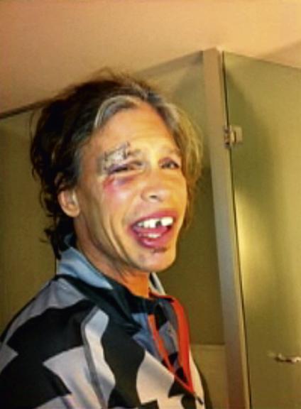 Steven Tyler, o vocalista da banda Aerosmith, sofreu um acidente no banheiro do hotel onde estava hospedado no Paraguai e precisou adiar apresentação para se recuperar