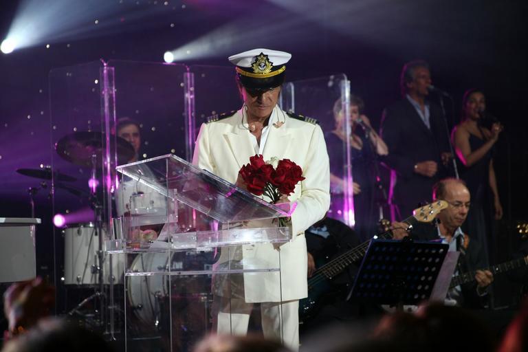 Roberto Carlos canta para estrelas em cruzeiro