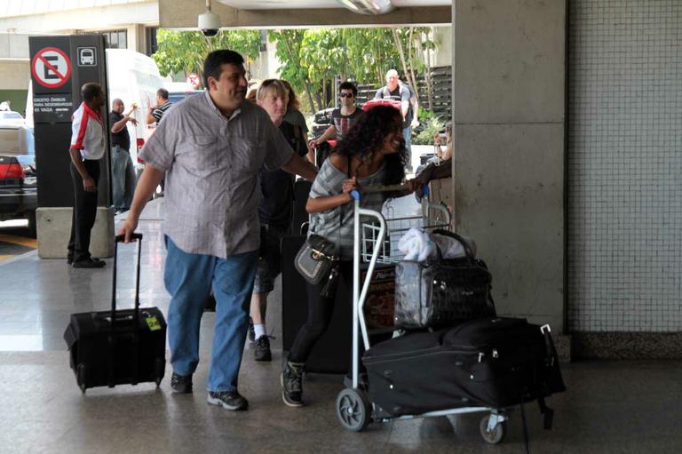 Selena Gomez e sua equipe no aeroporto do Congonhas, em São Paulo 