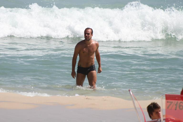Roger Flores em praia no Rio de Janeiro