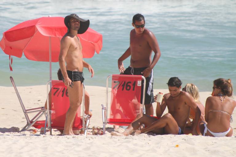Roger Flores e amigos em praia no Rio de Janeiro