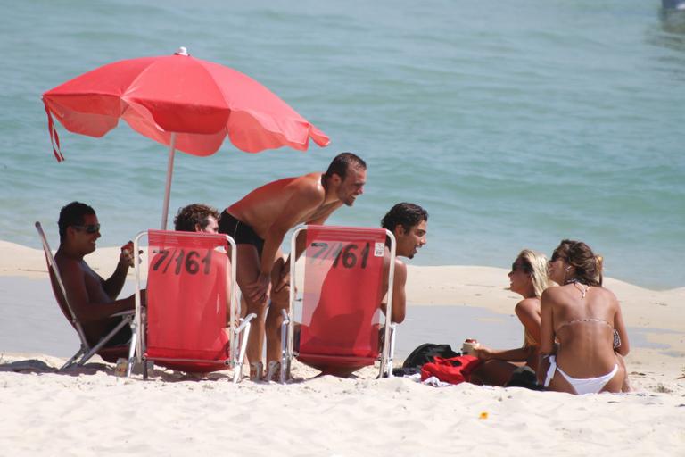 Roger Flores e amigos em praia no Rio de Janeiro