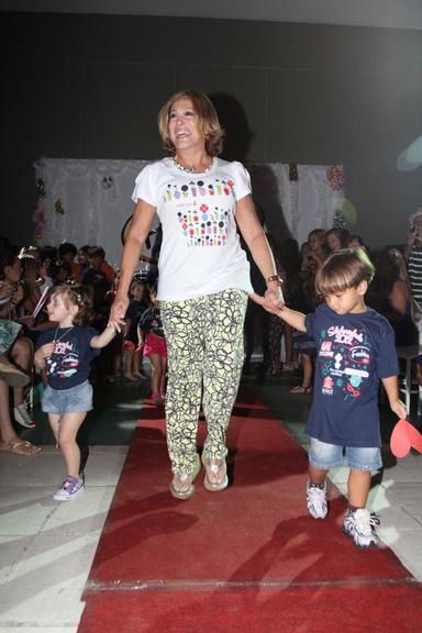 Susana Vieira desfila com crianças no Rio