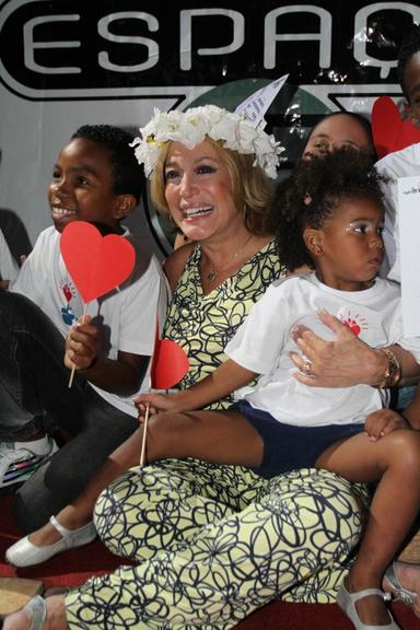 Susana Vieira vira madrinha de desfile infantil no Rio