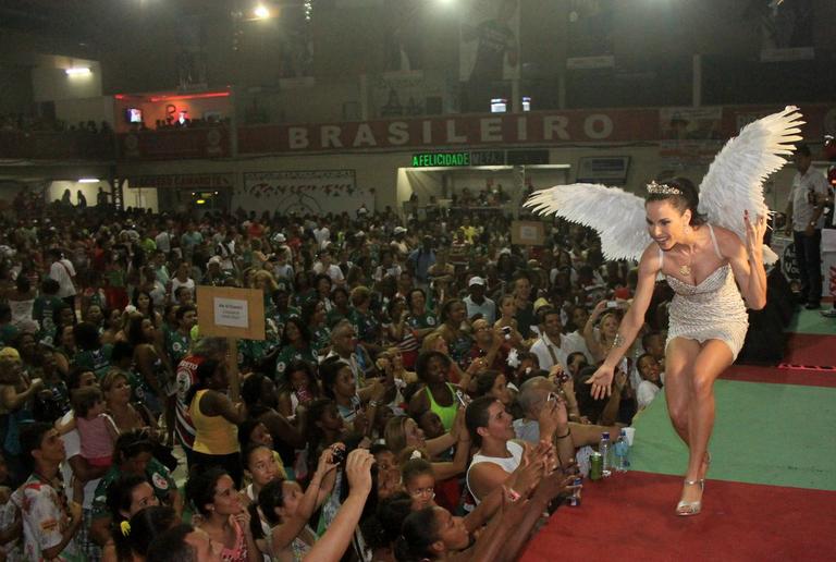 Ana Furtado vira anjo na festa da Grande Rio