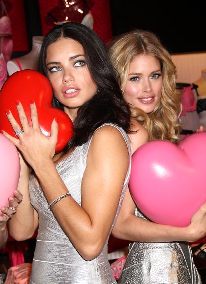 Adriana Lima celebra Valentine's Day com belas Angels da Victoria's Secret