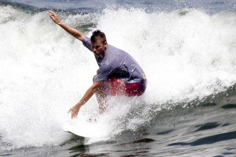 Rodrigo Hilbert surfa na prainha do Recreio dos Bandeirantes