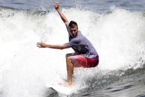 Rodrigo Hilbert surfa na prainha do Recreio dos Bandeirantes