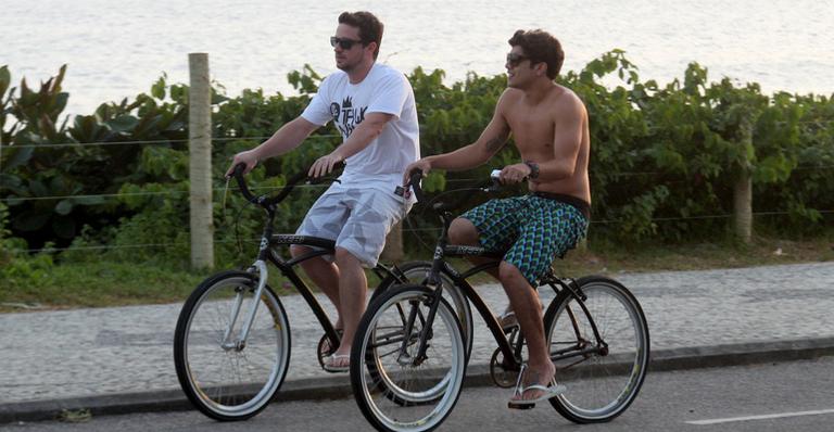 Caio Castro anda de bicicleta junto com amigo