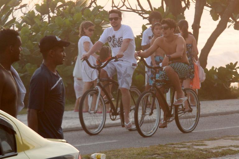 Caio Castro anda de bicicleta junto com amigo