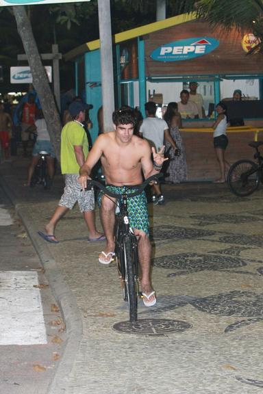 Caio Castro pedala em praia no Rio