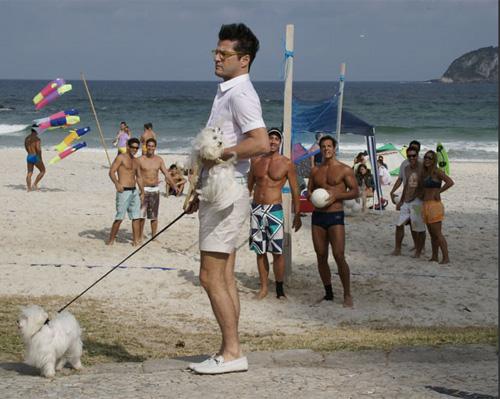 Uma das tarefas de Crô (Marcelo Serrado) é passear com os cachorrinhos Doce e Cabana
