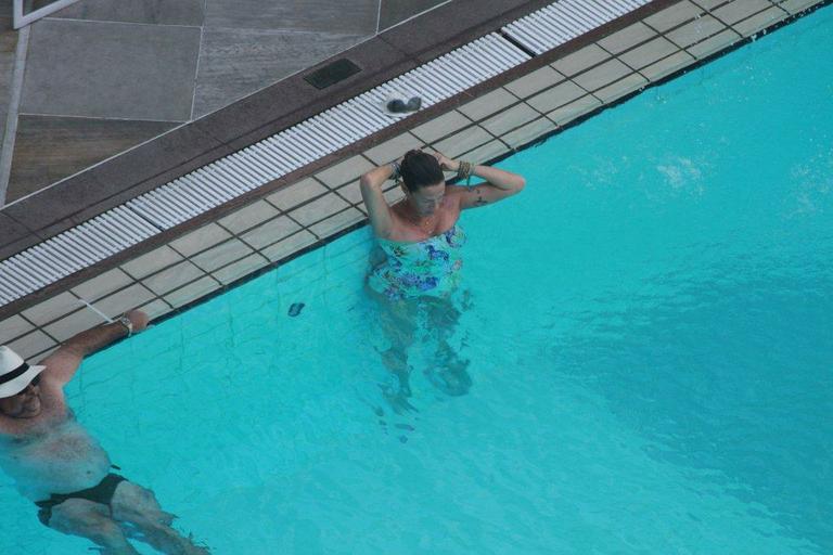 Luana Piovani se exercita em piscina em hotel do Rio de Janeiro