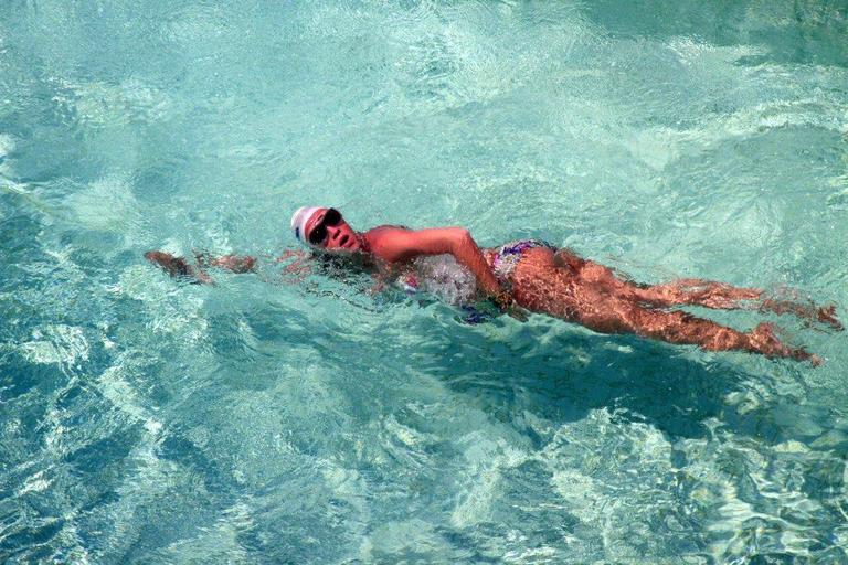 Luana Piovani se exercita em piscina em hotel do Rio de Janeiro