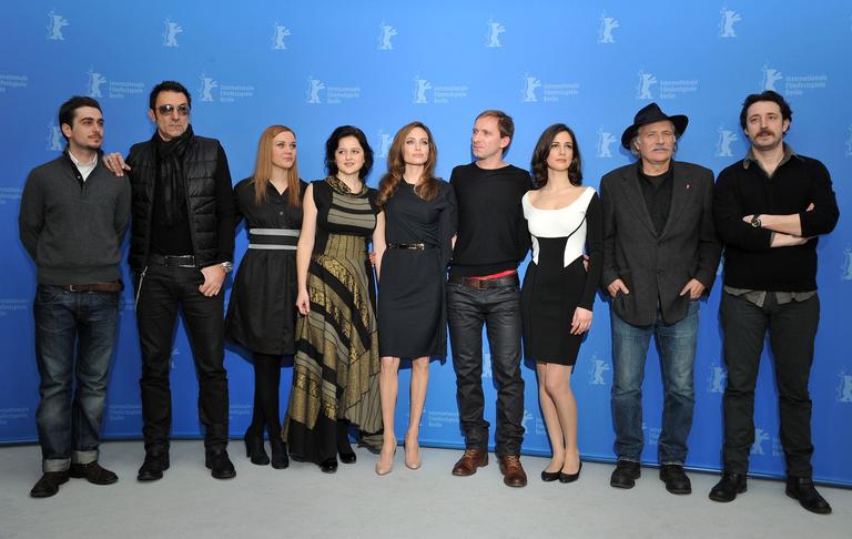 Angelina Jolie e a equipe do filme 'In The Land Of Blood And Honey'