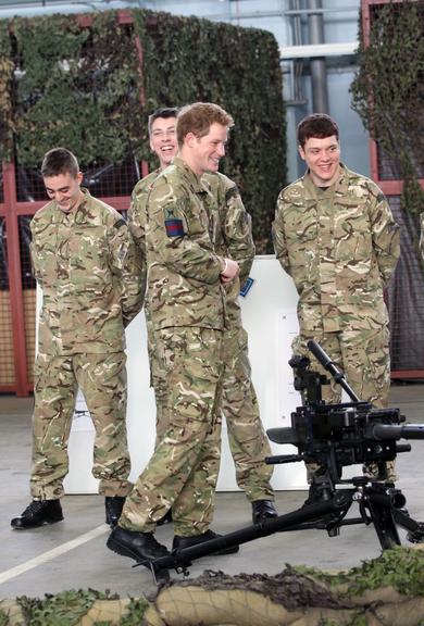 Príncipe Harry visita base militar na Inglaterra